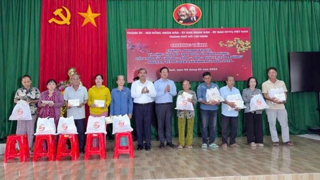 Ủy ban MTTQ Việt Nam xã Phú Quới, tỉnh Vĩnh Long phối hợp trao quà cho các hộ gia đình có hoàn cảnh khó khăn trên địa bàn. (Ảnh: Lê Bình).