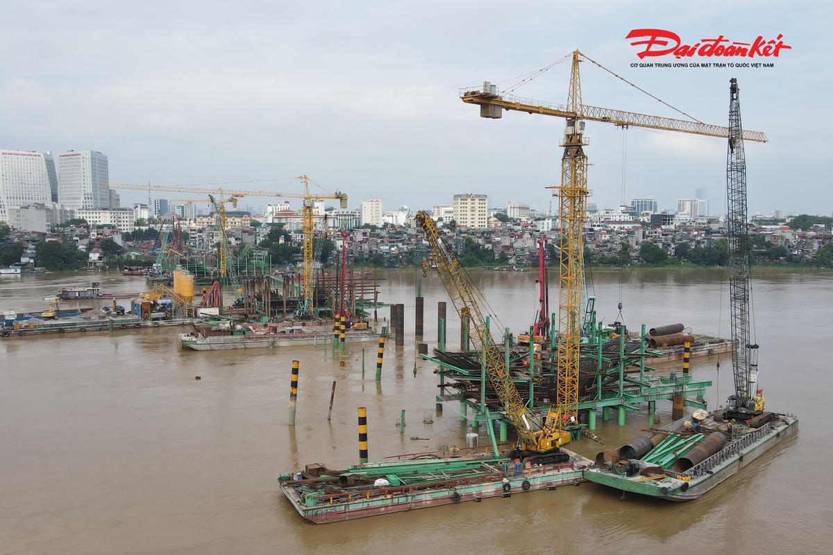 Máy móc, sà lan và cẩu chuyên dụng hoạt động liên tục trên công trường cầu Trần Hưng Đạo.