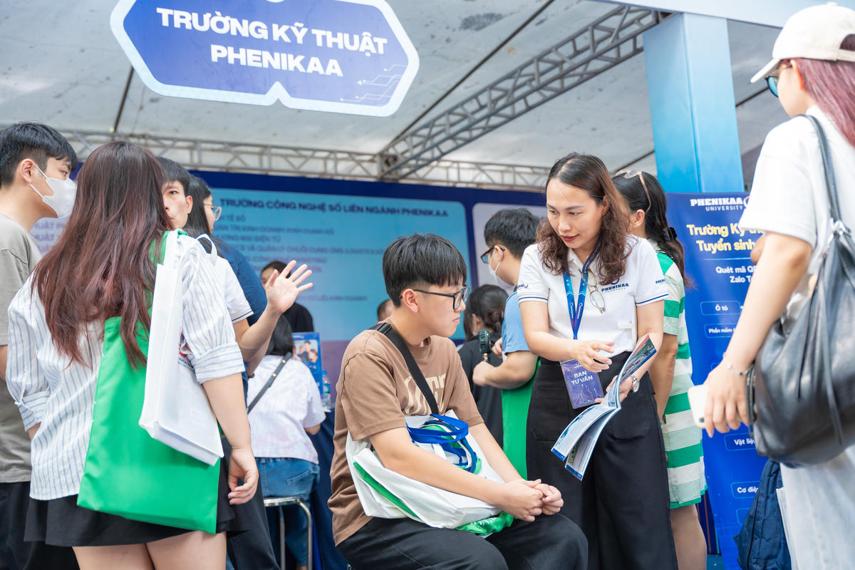 Thí sinh tìm hiểu thông tin tuyển sinh của trường đại học.