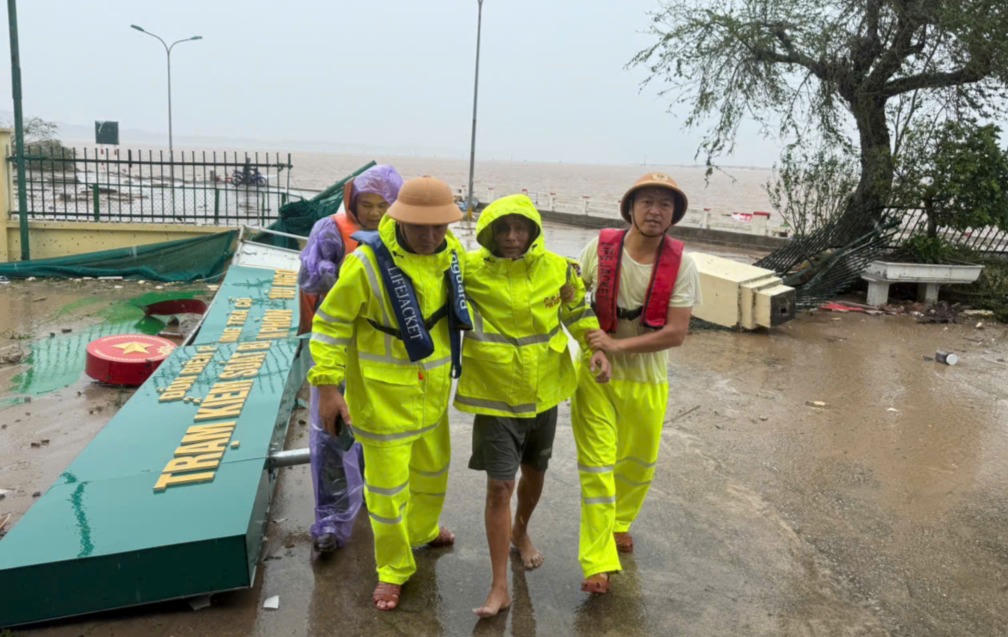 Các thuyền viên bị chìm tàu do bão số 1 được cứu nạn thành công và đưa về bờ an toàn. Ảnh: QMG