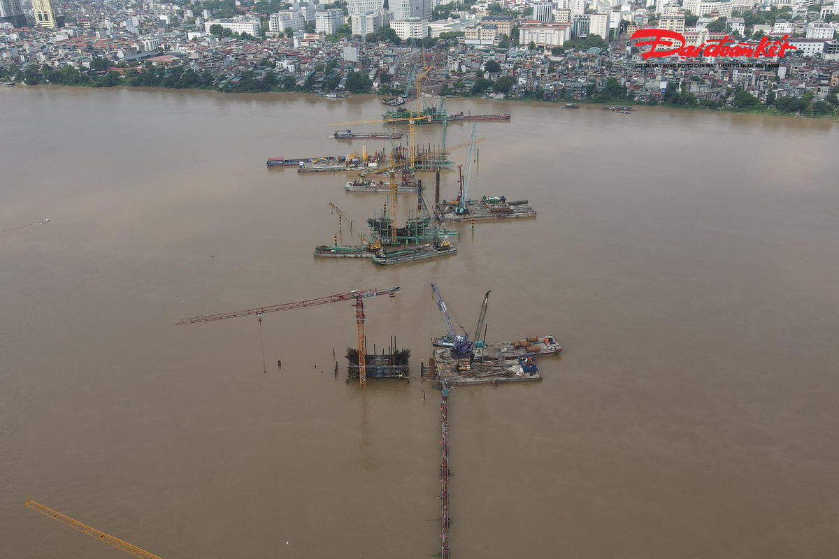 Cầu Trần Hưng Đạo dài 4,18 km, điểm đầu tại ngã 5 Trần Hưng Đạo - Trần Thánh Tông, phường Hoàn Kiếm, điểm cuối nối với phố Nguyễn Sơn, phường Long Biên.