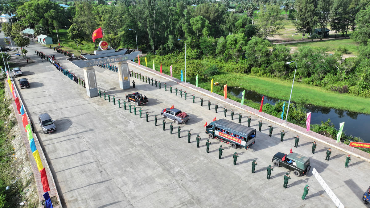 Ngay từ sáng sớm, đông đảo cán bộ, chiến sĩ lực lượng vũ trang, Bộ đội Biên phòng, Công an, Hải quan, dân quân tự vệ, đoàn viên thanh niên cùng Nhân dân địa phương đã có mặt tại khu vực Cửa khẩu Quốc tế Hà Tiên, xếp thành hai hàng trang nghiêm, tay cầm cờ Tổ quốc và hoa tươi chào đón đoàn.