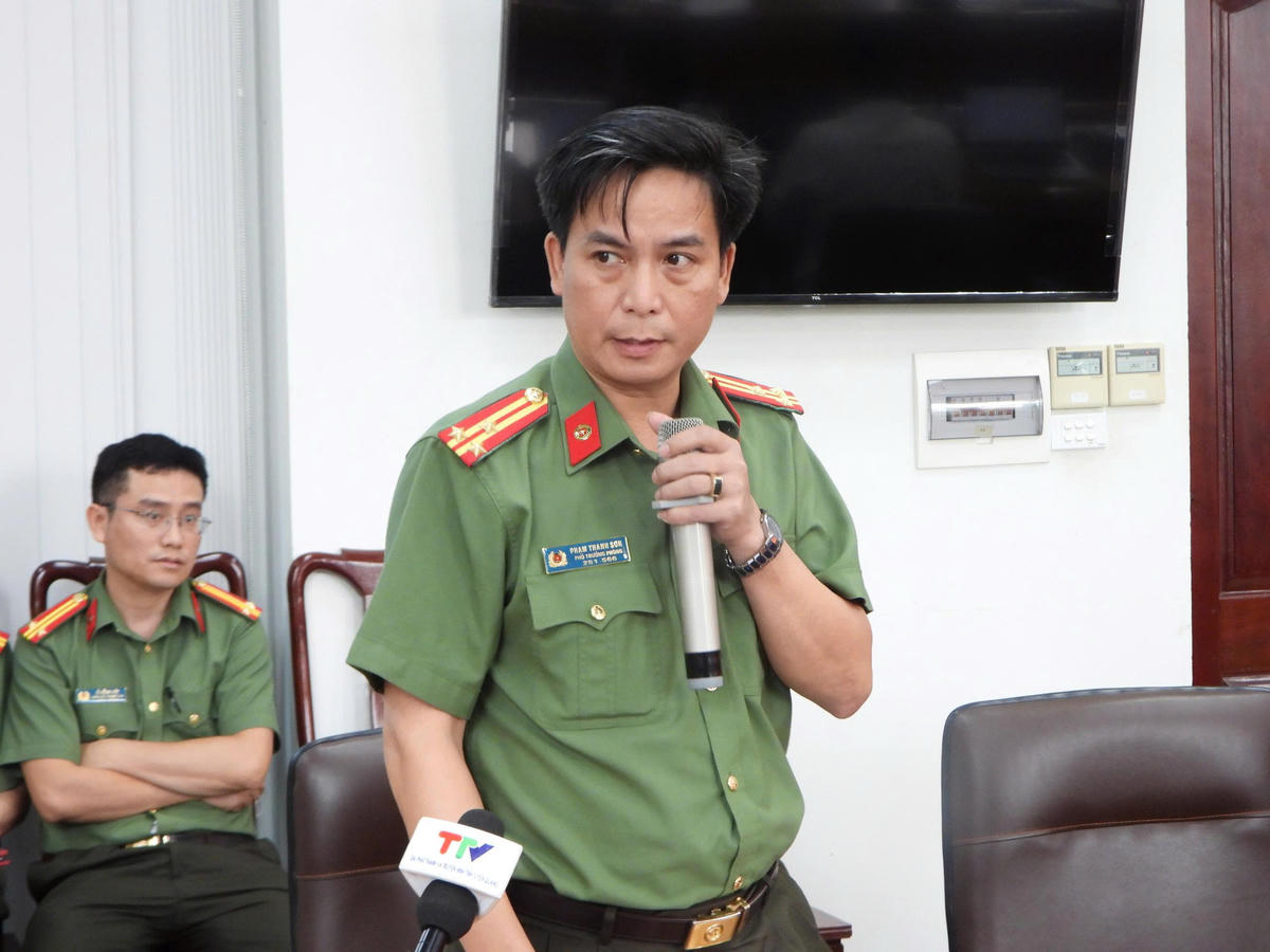 Thượng tá Phạm Thanh Sơn, Phó Trưởng phòng An ninh Chính trị nội bộ, Công an tỉnh Tuyên Quang thông tin về tiến độ điều tra.