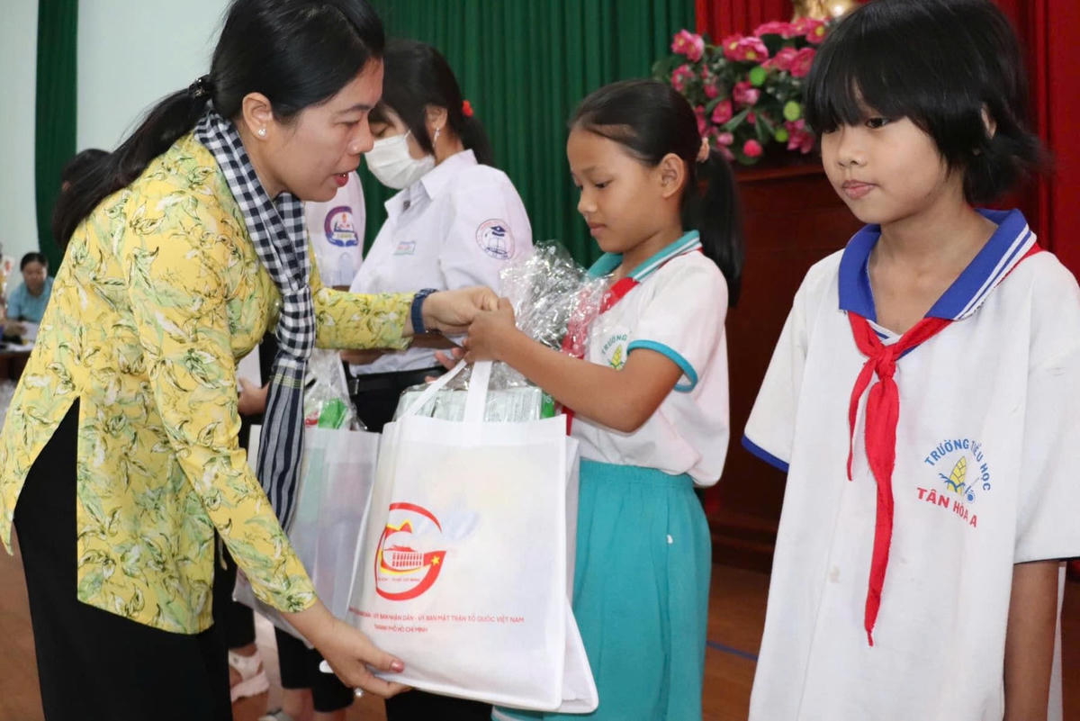 Trao hỗ trợ trong chương trình "Nâng bước em đến trường” tại tỉnh Tây Ninh. Ảnh: MTTP.