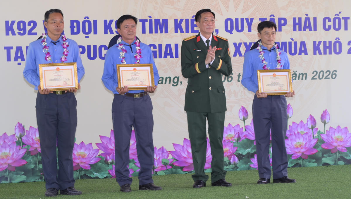 Đại tá Cao Minh Tâm - Phó Chính ủy Bộ CHQS tỉnh An Giang, thành viên Ban Chỉ đạo 515 tỉnh trao tặng giấy khen của Bộ CHQS tỉnh cho các tập thể, cá nhân có thành tích xuất sắc trong thực hiện nhiệm vụ tìm kiếm, quy tập hài cốt liệt sĩ tại Campuchia và trên địa bàn tỉnh An Giang giai đoạn XXV (mùa khô 2025-2026).