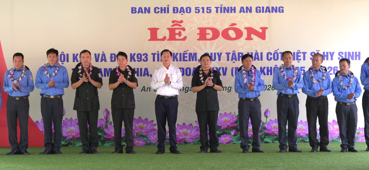 Ông Lê Văn Phước - Phó Chủ tịch UBND tỉnh An Giang, Trưởng Ban Chỉ đạo 515 tỉnh trao tặng bằng khen của UBND tỉnh cho các tập thể, cá nhân có thành tích xuất sắc trong thực hiện nhiệm vụ tìm kiếm, quy tập hài cốt liệt sĩ tại Campuchia và trên địa bàn tỉnh An Giang giai đoạn XXV (mùa khô 2025-2026).