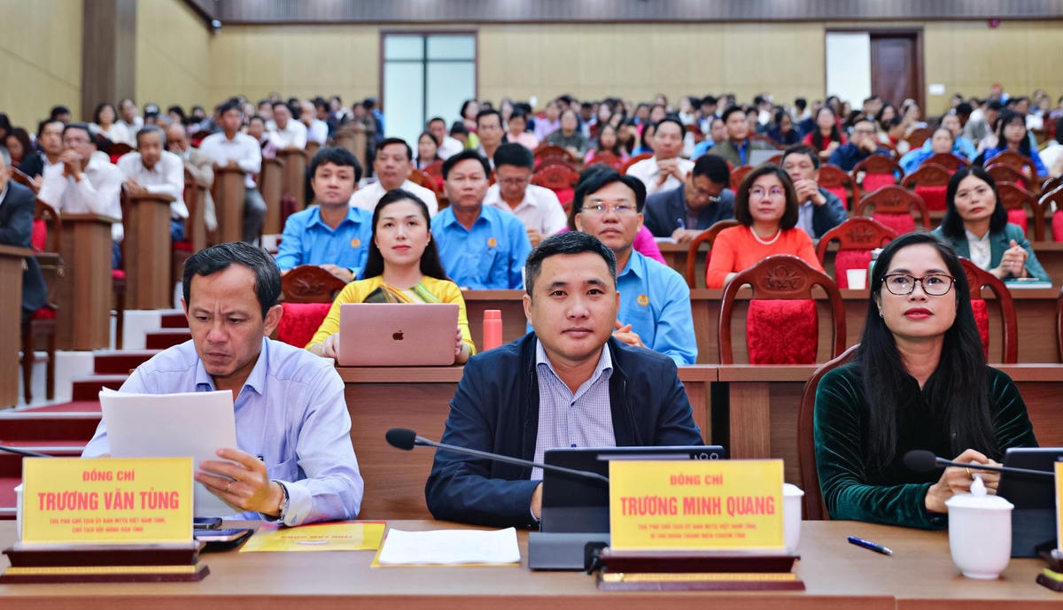 Các đại biểu tham dự hội nghị.