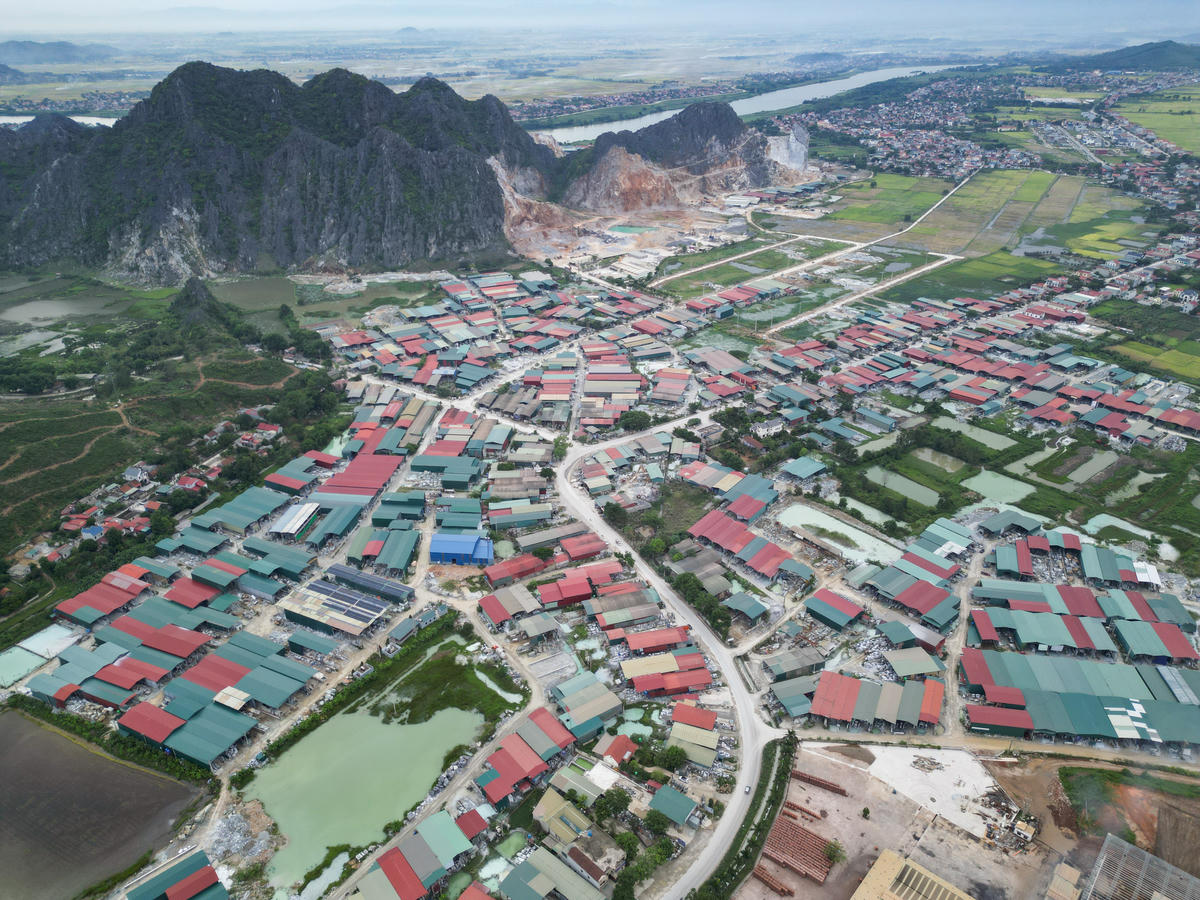 Làng nghề chế tác đá mỹ nghệ xã Biện Thượng hiện có hàng trăm cơ sở đang hoạt động. Ảnh: Đình Minh