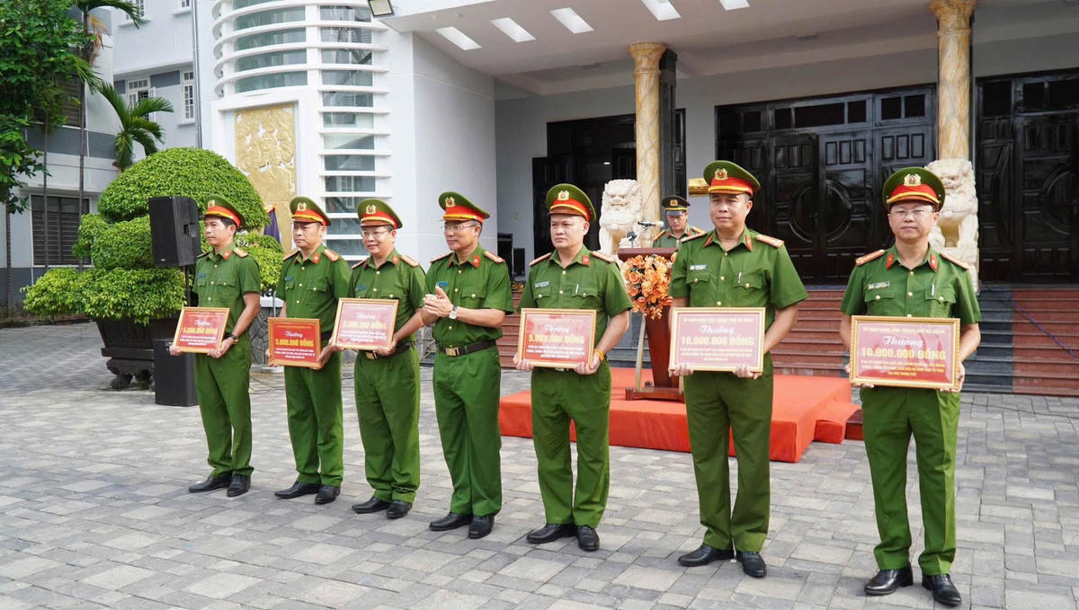 Đại tá Nguyễn Hà Lai, Phó Giám đốc Công an TP Đà Nẵng trao thưởng đột xuất cho 6 tập thể, Công an thành phố. Ảnh: CA Đà Nẵng.