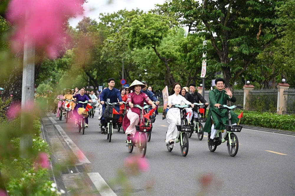 Để áo dài vươn xa