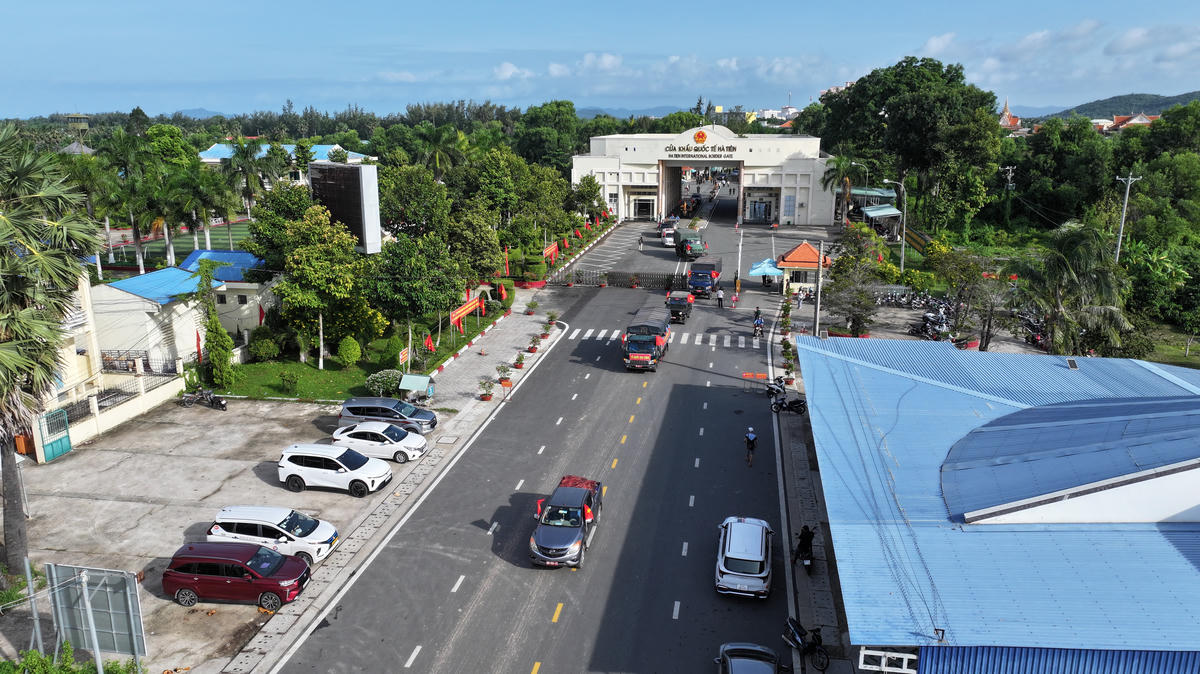 Sau lễ đón tại cửa khẩu, đoàn di chuyển về Nhà quàn Đội K92 tổ chức dâng hoa, dâng hương tưởng niệm các Anh hùng liệt sĩ trước khi diễn ra Lễ đón chính thức.