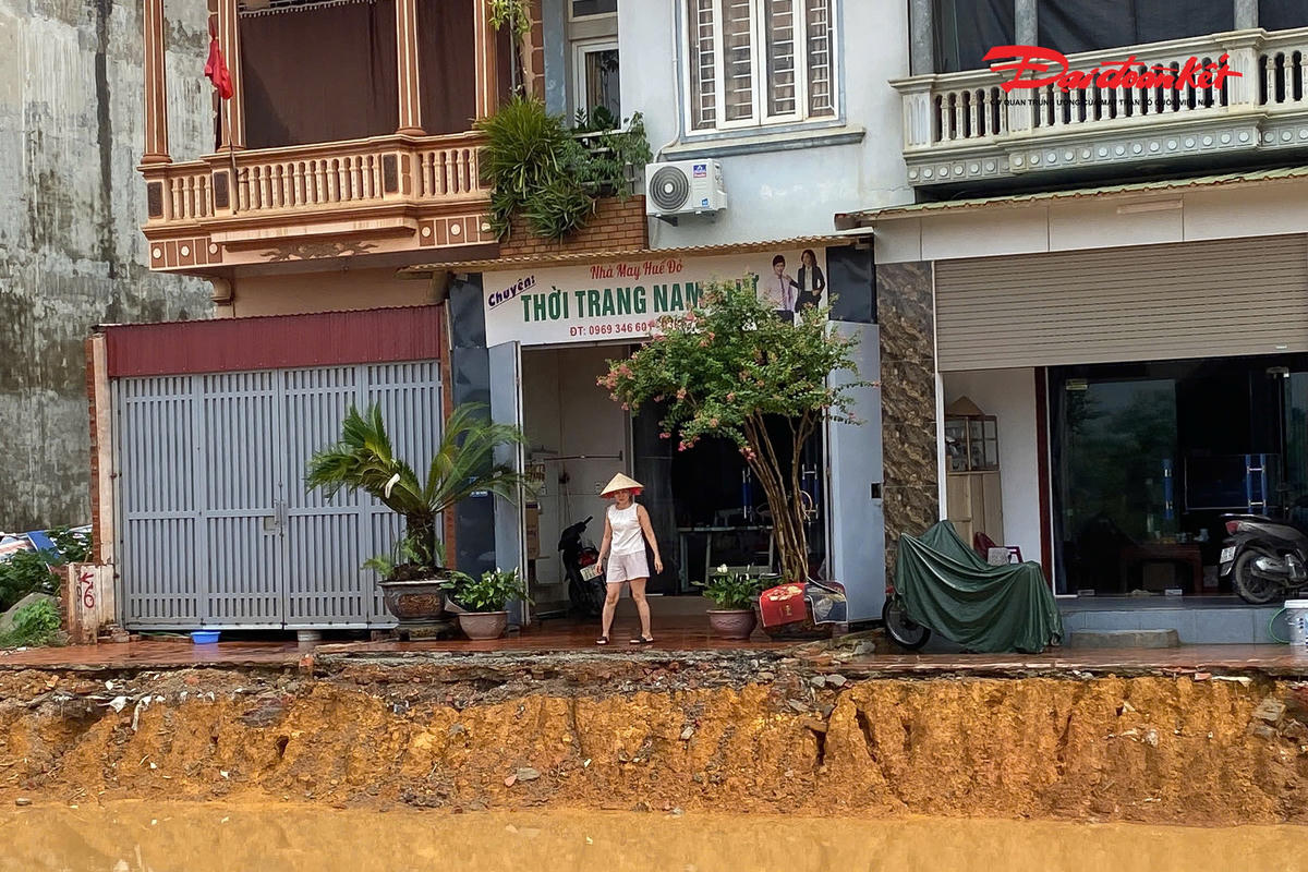 Mở rộng Quốc lộ 6: Trước cửa nhà dân bỗng xuất hiện những "vách" cao hàng mét
