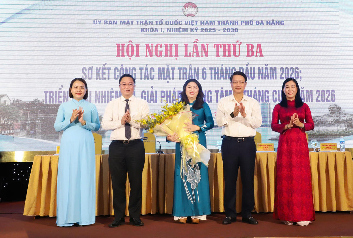Ông Ngô Xuân Thắng, Phó Bí thư Thành ủy và ông Lê Trí Thanh, Chủ tịch Ủy ban Mặt trận Tổ quốc Việt Nam TP Đà Nẵng chúc mừng bà Nguyễn Thị Thu Lan. Ảnh: Nguyễn Tú.