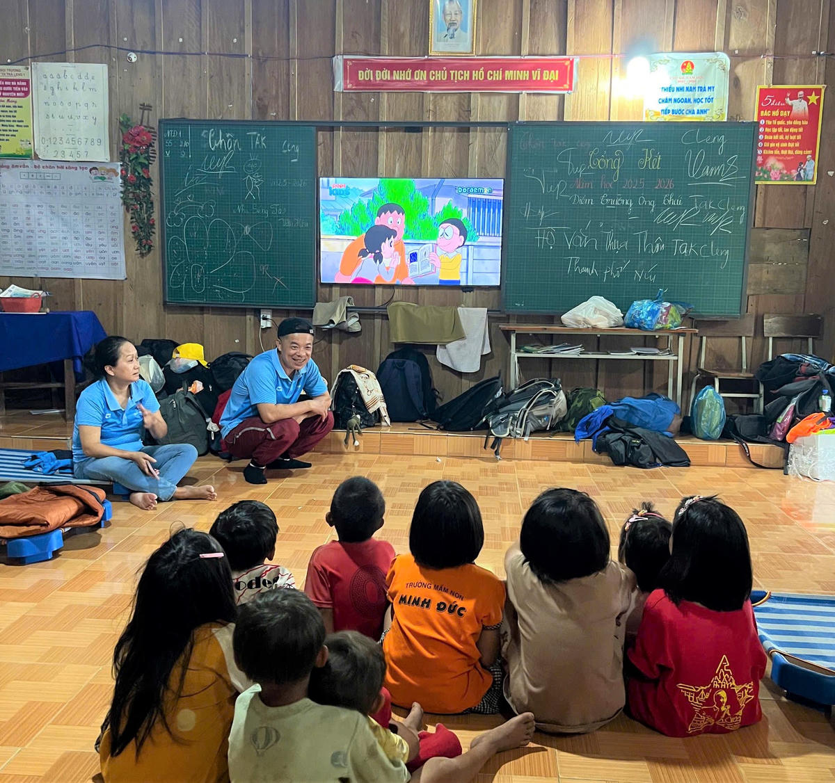 Trẻ em thôn 7, xã Trà Leng được xem ti vi sau khi có nguồn điện từ dự án "Năng lượng yêu thương". Ảnh: TL.