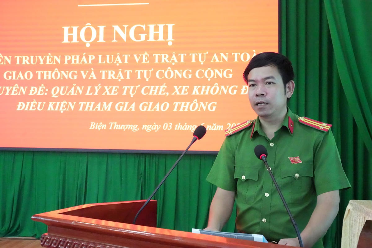 Trung tá Lê Mạnh Hùng - Trưởng Công an xã Biện Thượng khẳng định sẽ kiên quyết xử lý nghiêm các xe tự chế, xe vi phạm giao thông. Ảnh: Đình Minh
