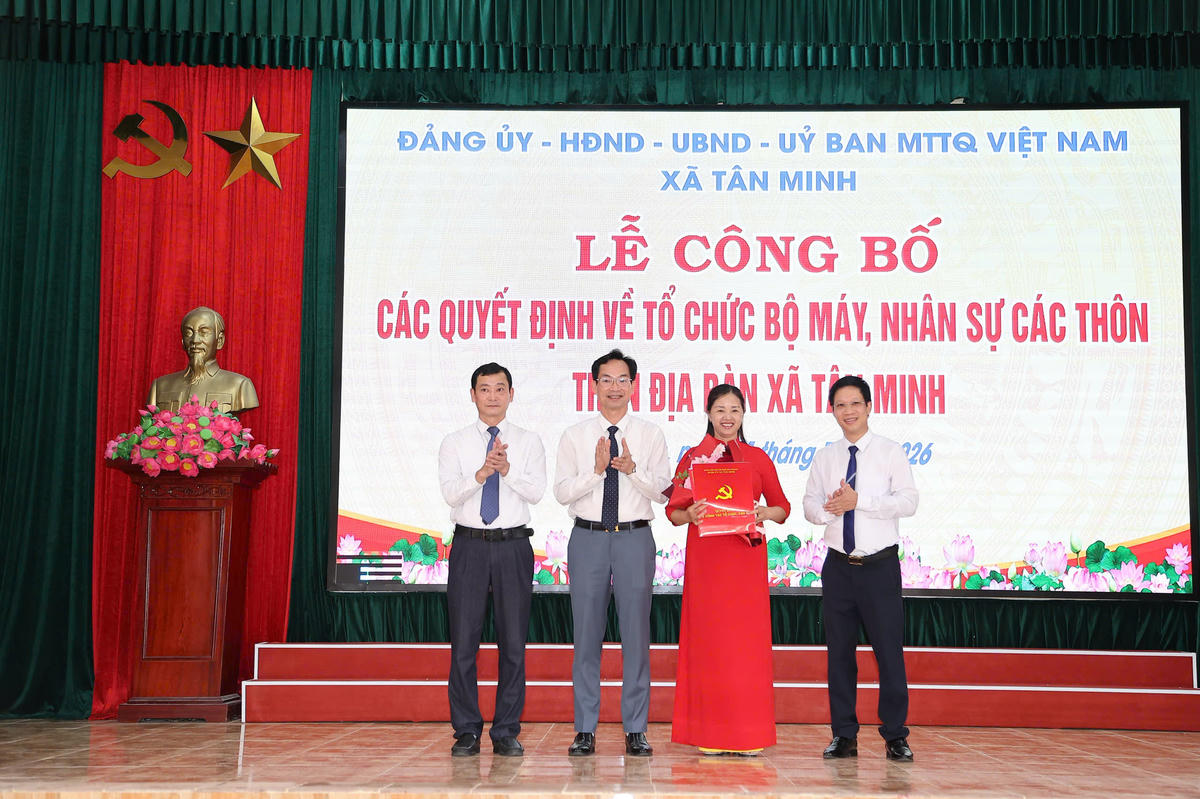 Lễ công bố các quyết định về tổ chức bộ máy,  nhân sự các thôn trên địa bàn xã Tân Minh. Ảnh: PT. 