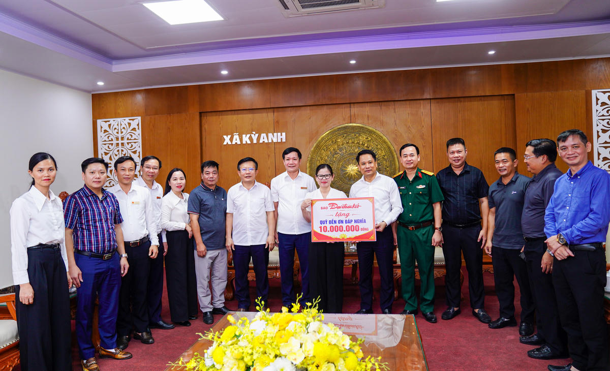 ...và hỗ trợ 10 triệu đồng cho Quỹ Đền ơn đáp nghĩa. Ảnh: Cẩm Kỳ