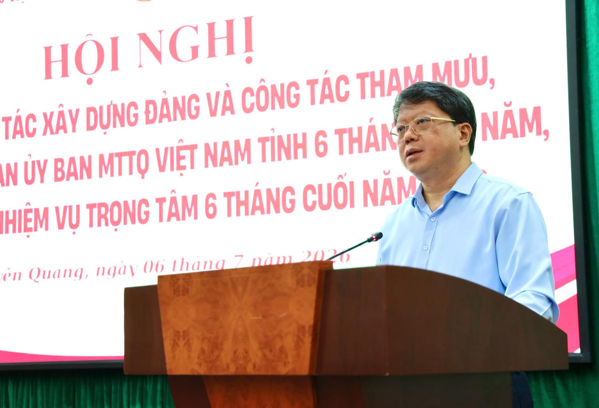 Ông Hà Trung Kiên, Ủy viên Ban Thường vụ Tỉnh ủy, Phó Chủ tịch Thường trực Ủy ban MTTQ Việt Nam tỉnh Tuyên Quang phát biểu tại Hội nghị. Ảnh: MTTQ.