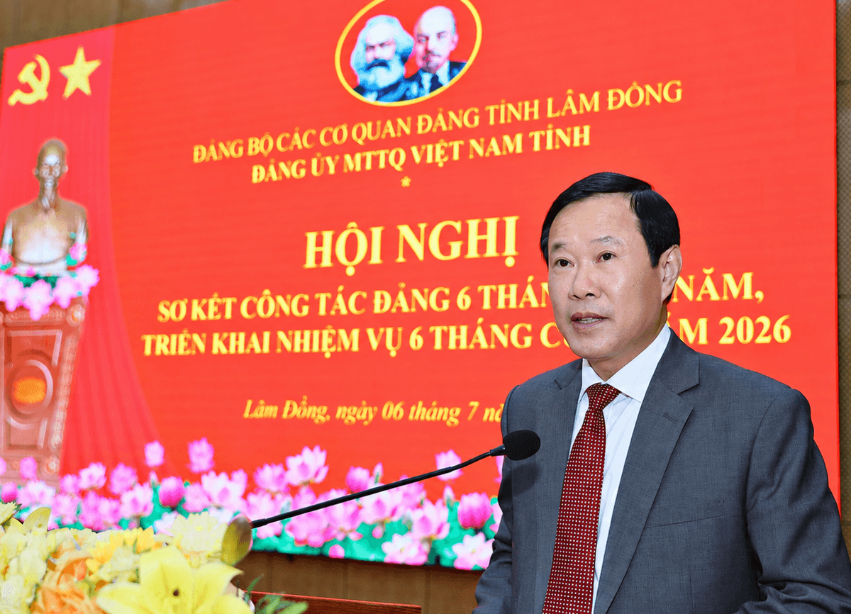Ông Phạm Triều, Phó Chủ tịch Thường trực Ủy ban MTTQ Việt Nam tỉnh phát biểu tại hội nghị.