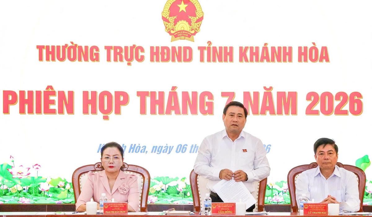 Các đại biểu chủ trì phiên họp.