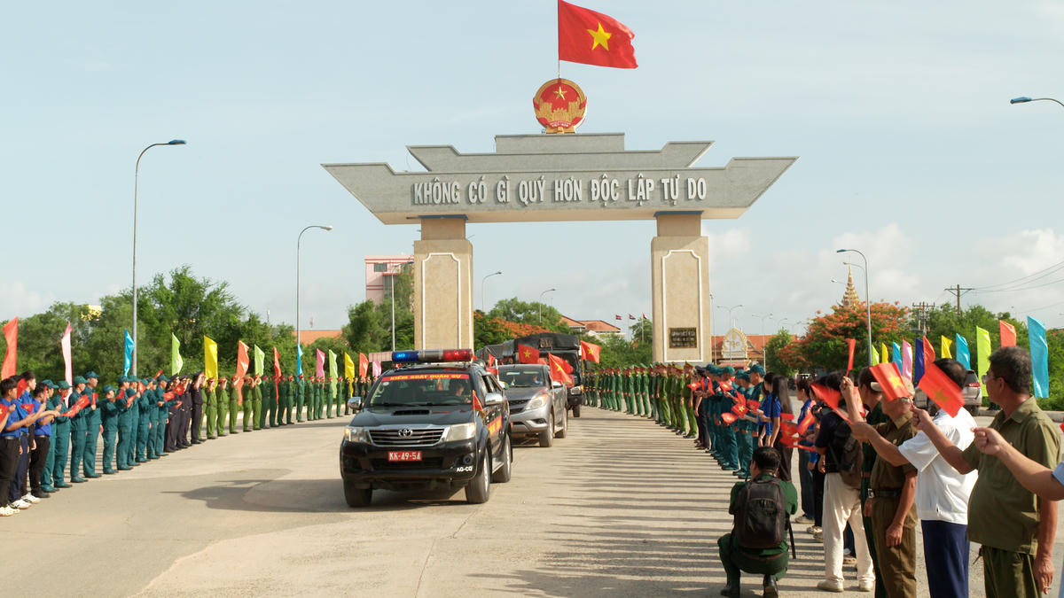 Đoàn xe đưa cán bộ, chiến sĩ Đội K92 cùng các hài cốt liệt sĩ trở về đất mẹ sau nhiều tháng thực hiện nhiệm vụ trên đất bạn Campuchia.