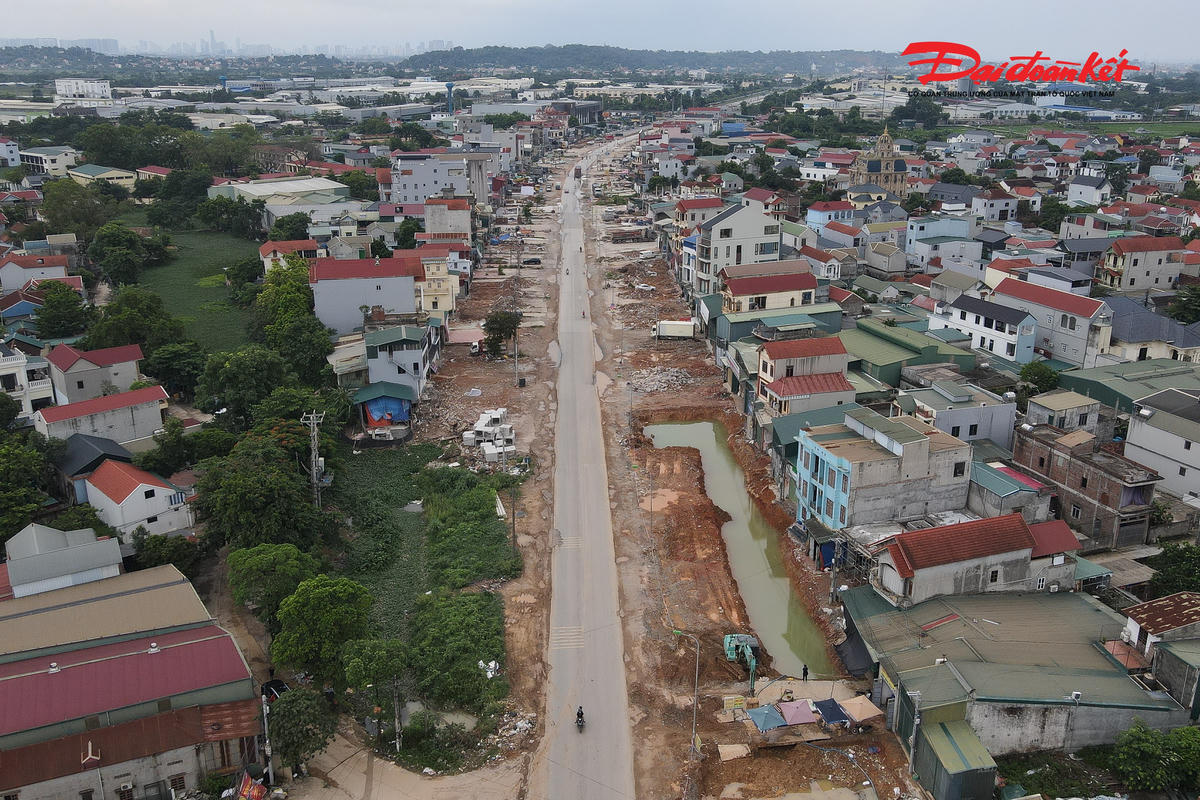 Theo ghi nhận của PV Báo Đại đoàn kết, tại nhiều vị trí trên Quốc lộ 6 đoạn qua xã Phú Nghĩa, công trường dự án cải tạo, mở rộng tuyến đường đang được triển khai với nhiều hạng mục như đào, đắp nền đường, thi công hệ thống thoát nước và mở rộng mặt cắt ngang.