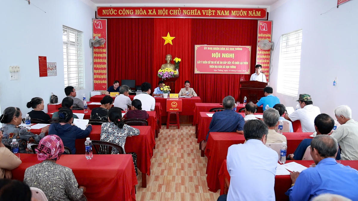 Tỉnh Quảng Ngãi lấy ý kiến của người dân về sắp xếp lại thôn, tổ dân phố. Ảnh: CD.