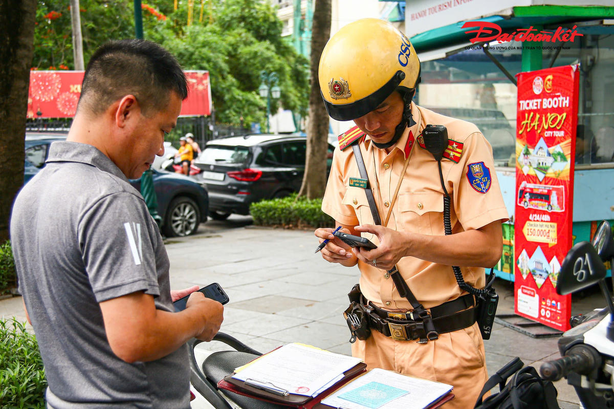 Đại diện Đội CSGT đường bộ số 1 cho biết, việc xây dựng tuyến đường kiểu mẫu là nhiệm vụ thường xuyên, lâu dài. Bên cạnh việc khai thác hiệu quả hệ thống camera AI phục vụ giám sát, phát hiện và xử lý vi phạm, đơn vị tiếp tục duy trì lực lượng tuần tra khép kín địa bàn, kiên quyết không để tái diễn tình trạng lấn chiếm lòng đường, vỉa hè.