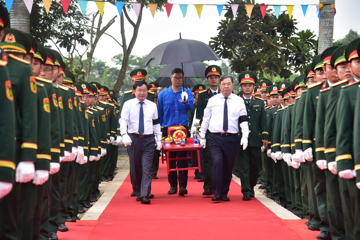 Lễ viếng, truy điệu và an táng hài cốt liệt sĩ hy sinh tại Campuchia ở Nghĩa trang liệt sĩ Vĩnh Hưng-Tân Hưng. Ảnh: L. Tiến.
