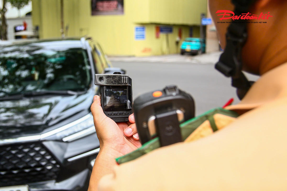 Để duy trì hiệu quả, Đội CSGT đường bộ số 1 đã đẩy mạnh ứng dụng hệ thống camera AI cùng đèn tín hiệu giao thông thông minh trong giám sát, điều hành giao thông theo thời gian thực. Việc phân tích lưu lượng phương tiện giúp điều chỉnh chu kỳ đèn phù hợp, góp phần giảm ùn tắc, nâng cao hiệu quả tổ chức giao thông trên các tuyến phố trung tâm.