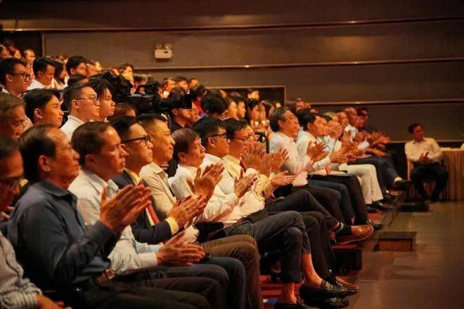 Lãnh đạo TP Hồ Chí Minh cùng các đại biểu dự lễ công bố giải chạy "Ý chí Côn Đảo”. Ảnh: HTV.
