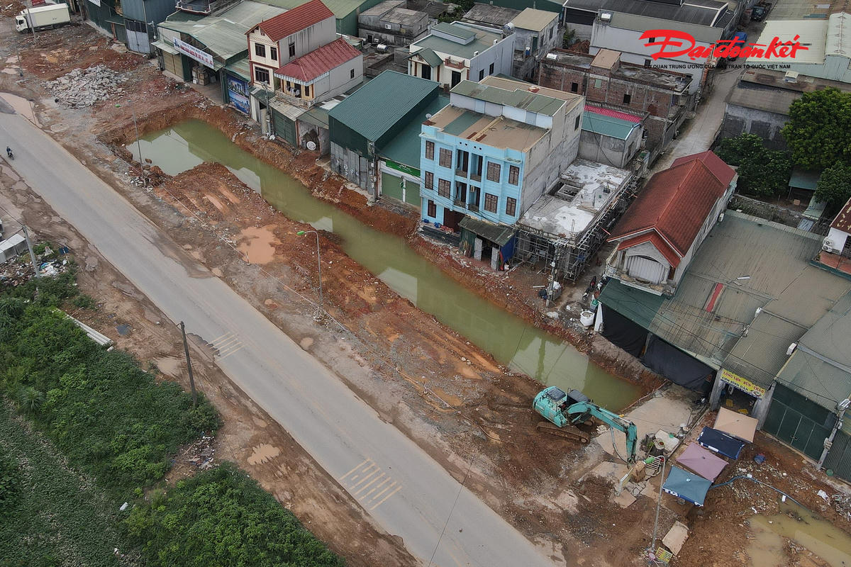Tại một số vị trí, nước mưa đọng thành những vũng lớn và kéo dài nhiều ngày do chưa được thoát hết. Việc đi lại, ra vào nhà của các hộ dân vì thế gặp nhiều khó khăn, nhất là vào những thời điểm mưa lớn hoặc sau mưa.