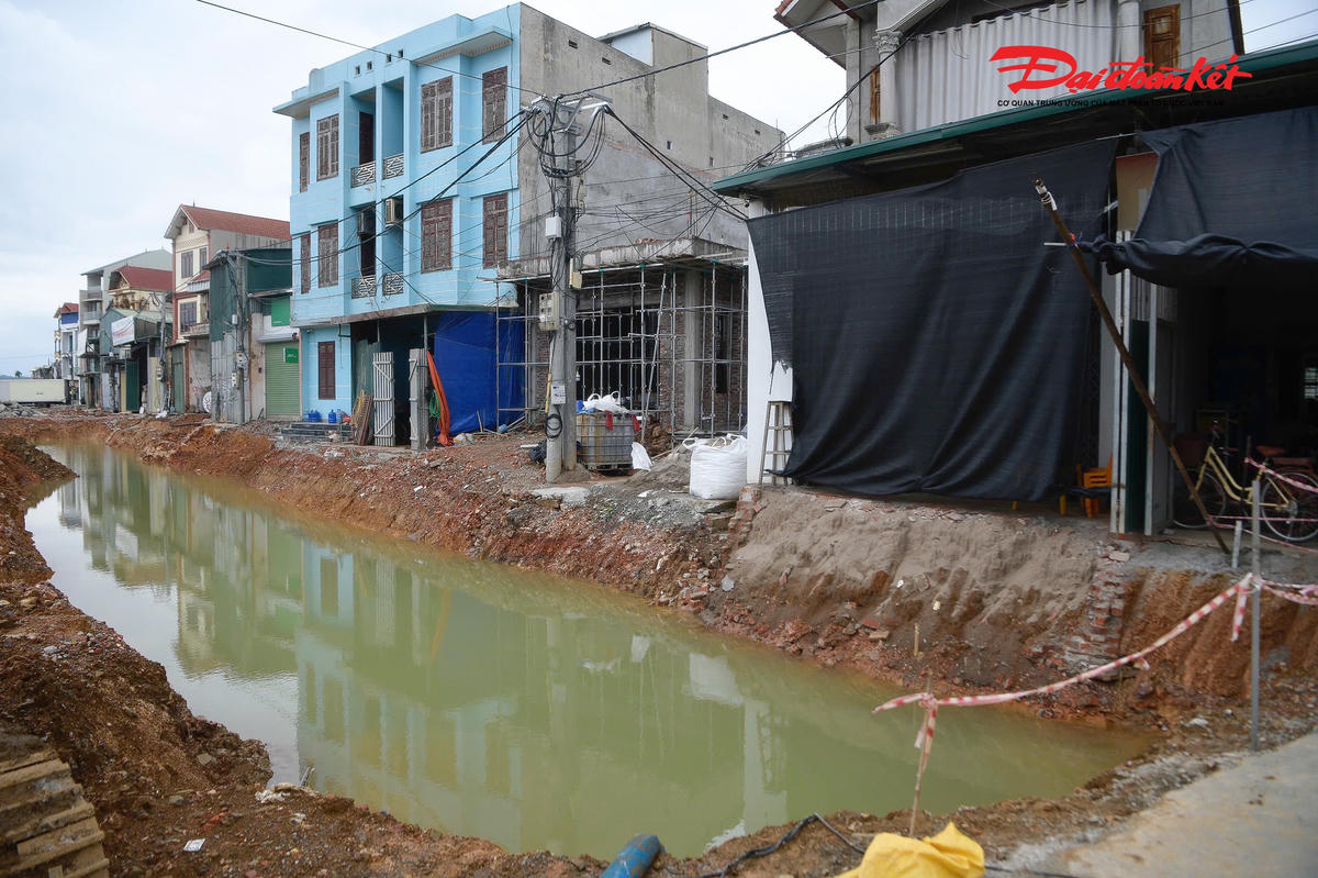 Thông tin về vấn đề trên, chỉ huy công trường, Công ty Xây dựng Long Thành (đơn vị thi công dự án) cho biết, sẽ triển khai xử lý ngay các "ao nước", "vách núi", bảo đảm an toàn cho người dân.