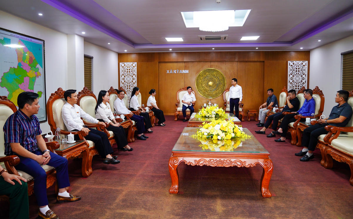Toàn cảnh buổi làm việc và tặng quà. Ảnh: Cẩm Kỳ