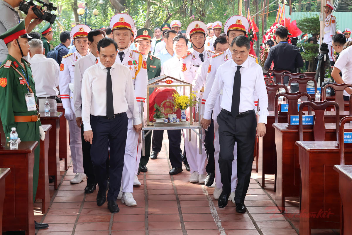 Thủ tướng Chính phủ cùng các lãnh đạo, nguyên lãnh đạo Đảng, Nhà nước và TP Hồ Chí Minh tham dự lễ đưa hài cốt liệt sĩ về nhà tưởng niệm.  Ảnh: K.S