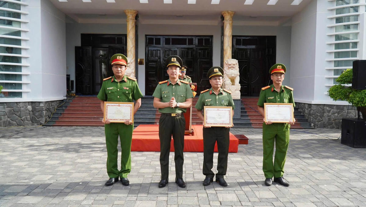 Đại tá Nguyễn Đại Đồng, Phó Giám đốc Công an TP Đà Nẵng trao Bằng khen của Bộ Công an cho 3 tập thể, cá nhân có thành tích xuất sắc. Ảnh: CA Đà Nẵng.