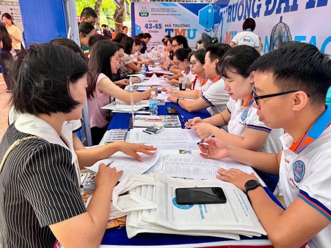 Thí sinh và phụ huynh tìm hiểu thông tin tuyển sinh của trường đại học.