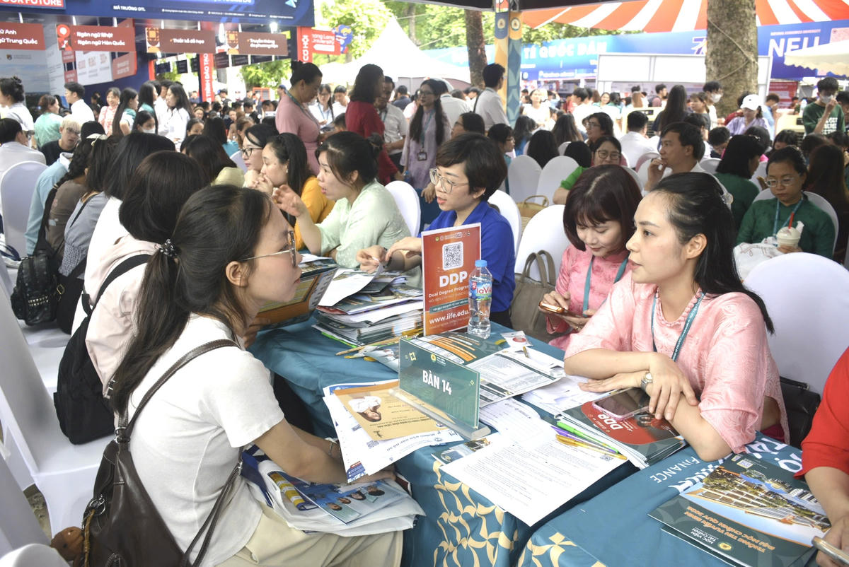 TS Nguyễn Bích Thuận - Phó Viện trưởng Viện Đào tạo Quốc tế, Học viện Tài chính tư vấn tuyển sinh cho thí sinh.