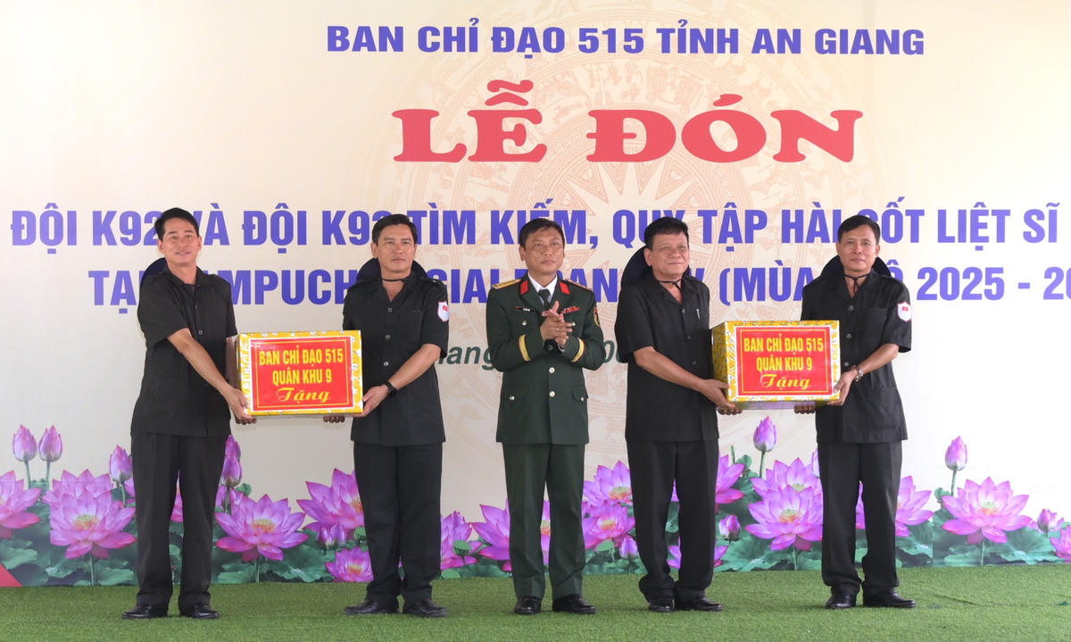 Ban Chỉ đạo 515 Quân khu 9 trao quà cho đội K92 và Đội K93.