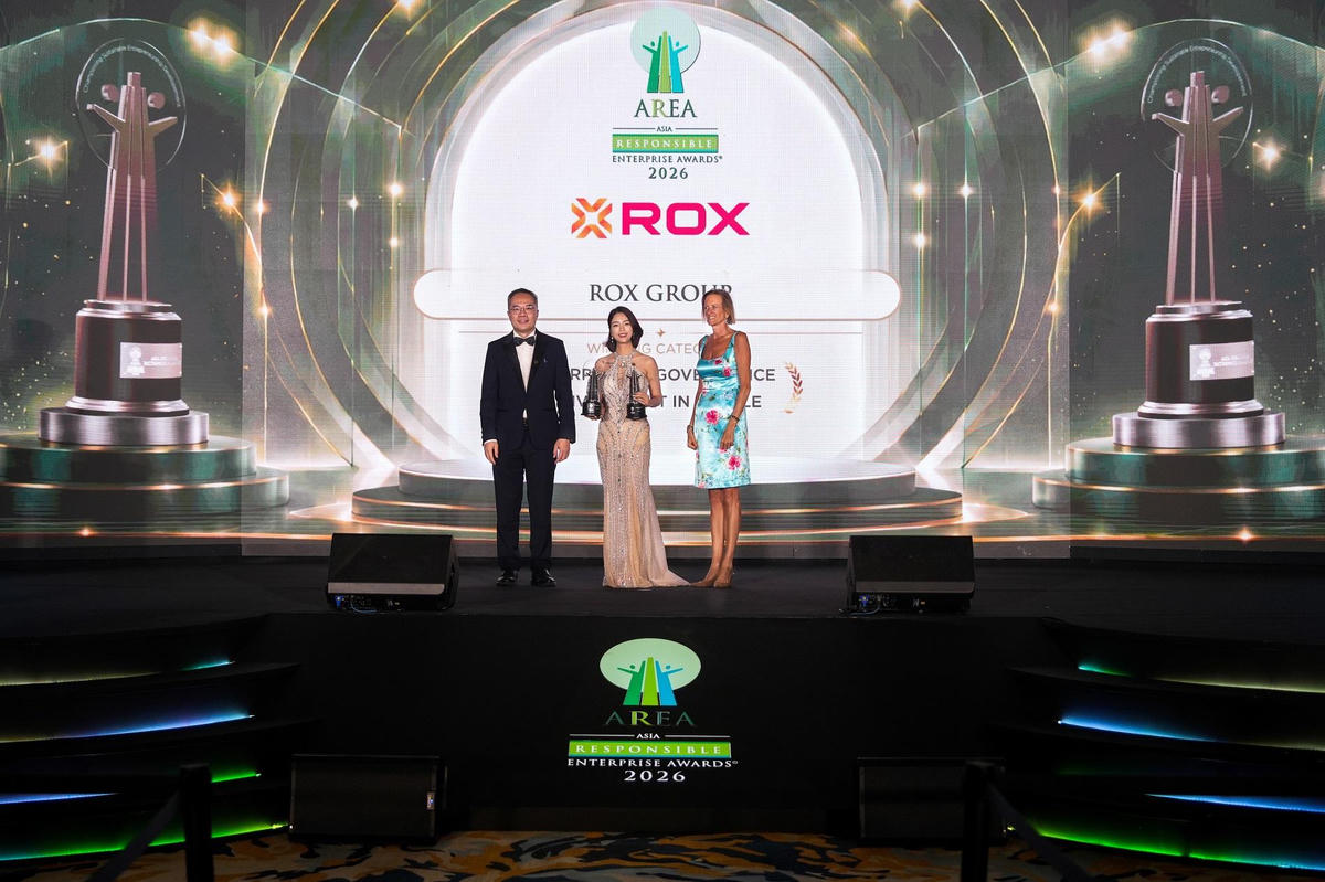 Đại diện ROX Group nhận giải Corporate Governance tại AREA 2026