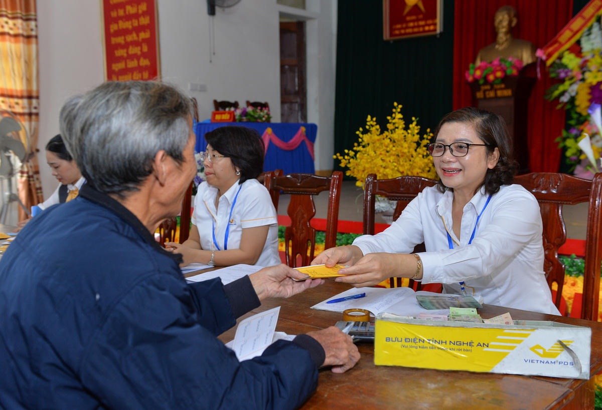 Bưu điện Nghệ An thực hiện chi trả chế độ cho người dân.