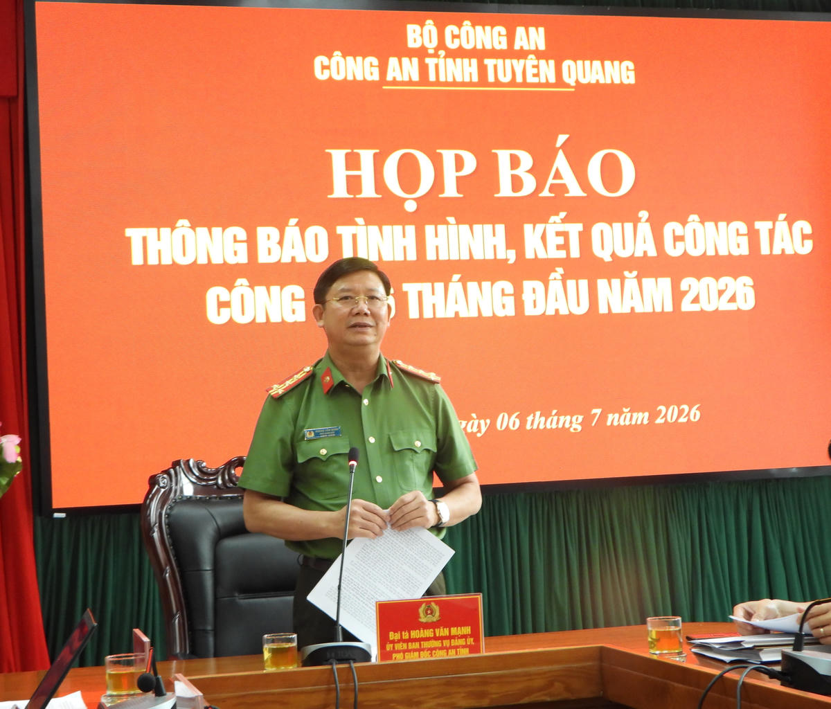 Đại tá Hoàng Văn Mạnh, Phó Giám đốc Công an tỉnh Tuyên Quang chủ trì họp báo.