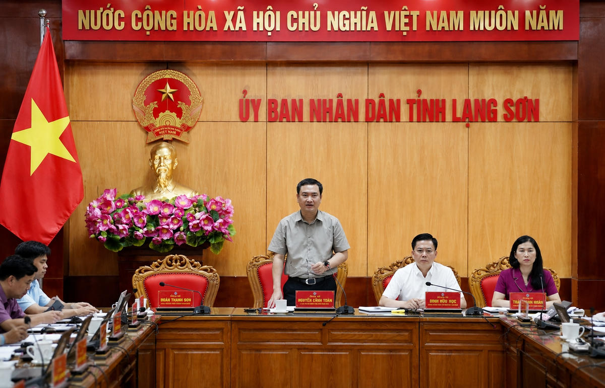 Ông Nguyễn Cảnh Toàn, Chủ tịch UBND tỉnh chủ trì cuộc họp.