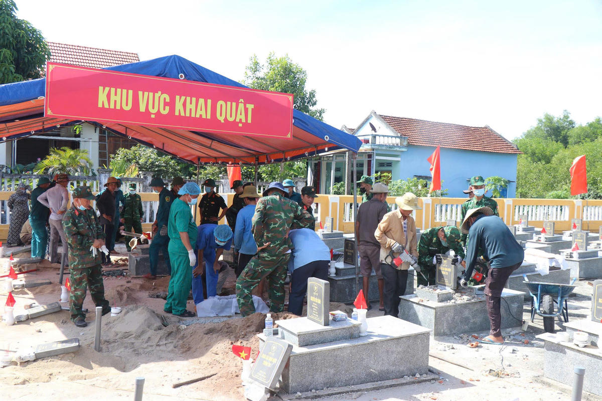 Tỉnh Quảng Ngãi triển khai lấy mẫu ADN từ các phần mộ liệt sĩ chưa xác định danh tính để phục vụ công tác giám định, xác định danh tính liệt sĩ. Ảnh: CĐ.