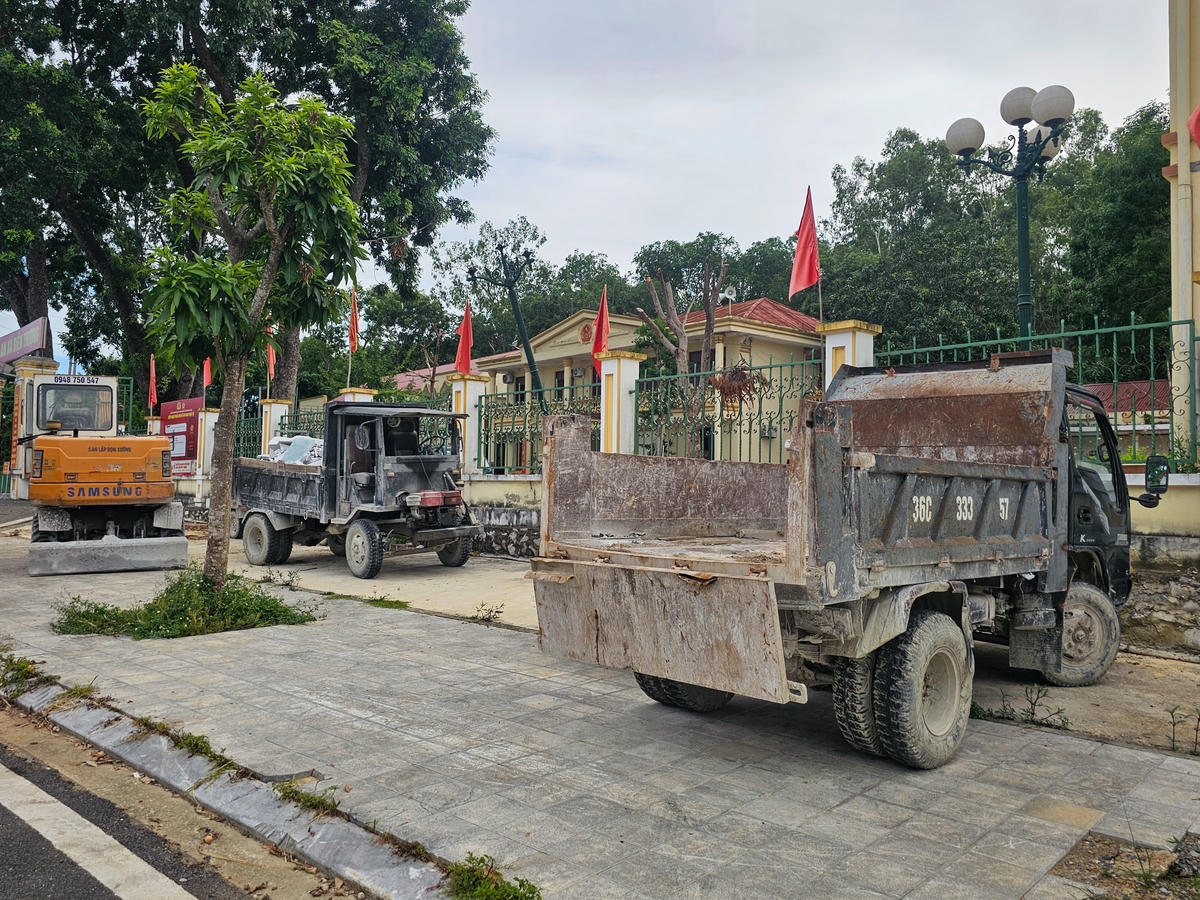 Xe tải, xe tự chế vi phạm bị Công an xã Biện Thượng yêu cầu tháo dỡ. Ảnh: Đình Minh