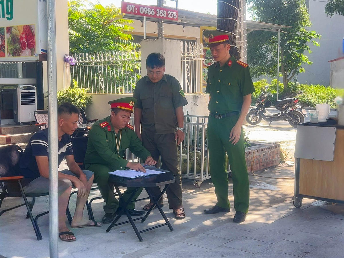 Công an xã Biện Thượng yêu cầu các hộ kinh doanh ký cam kết không sử dụng các xe tự chế vi phạm. Ảnh: Công an xã Biện Thượng cung cấp