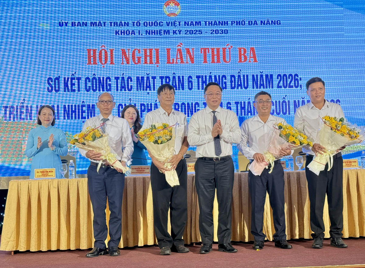 Ông Lê Trí Thanh, Chủ tịch Ủy ban Mặt trận Tổ quốc Việt Nam TP Đà Nẵng chúc mừng các ông: Đỗ Ngọc Thứ, Nguyễn Xuân Vũ, Phạm Công Quốc, Zơ Râm Dũng. Ảnh: Nguyễn Tú.