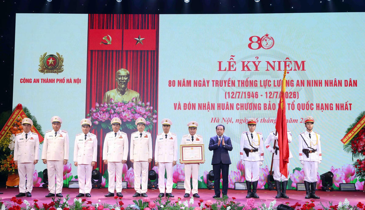 Bí thư Thành ủy Hà Nội Trần Đức Thắng đã trao Huân chương Bảo vệ Tổ quốc hạng Nhất và gắn Huân chương lên lá cờ truyền thống của lực lượng Công an Thủ đô Anh hùng.