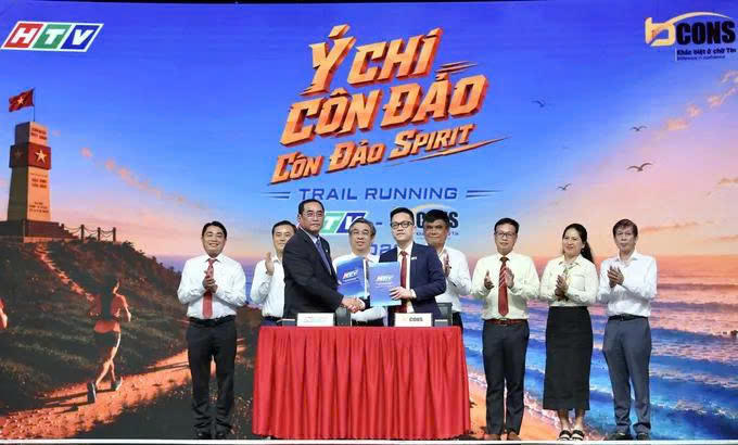 Ông Nguyễn Phước Lộc chứng kiến ký kết hợp tác nhà tài trợ chính của giải chạy. Ảnh: DP.