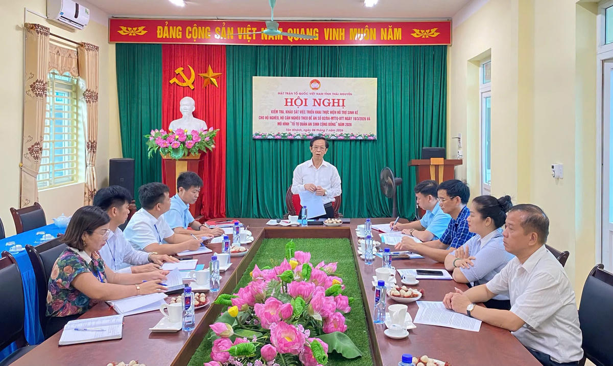 Phó Chủ tịch Ủy ban MTTQ Việt Nam tỉnh Thái Nguyên Đàm Quang Tuyến chỉ đạo tại buổi làm việc với xã Tân Khánh. Ảnh: Hoàng Thế.